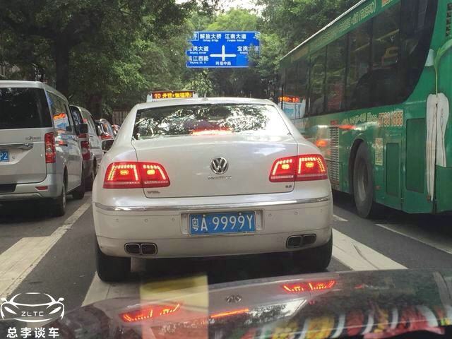 偶遇广东隐形富豪,W12辉腾挂9999,300多万的车曾被当成桑塔纳