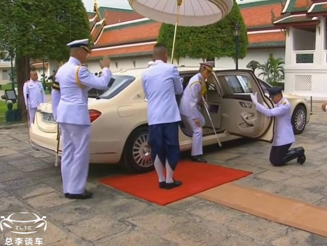 泰国国王的座驾，价值2000多万泰铢，国王下车侍卫跪地开门