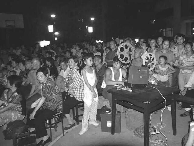 农村60后回忆童年:村子里放电影奔走相告,前面人太多就到背面看