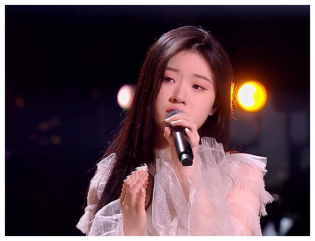 中国好声音唱歌中哭的单依纯和表演后哭的潘虹高下立分