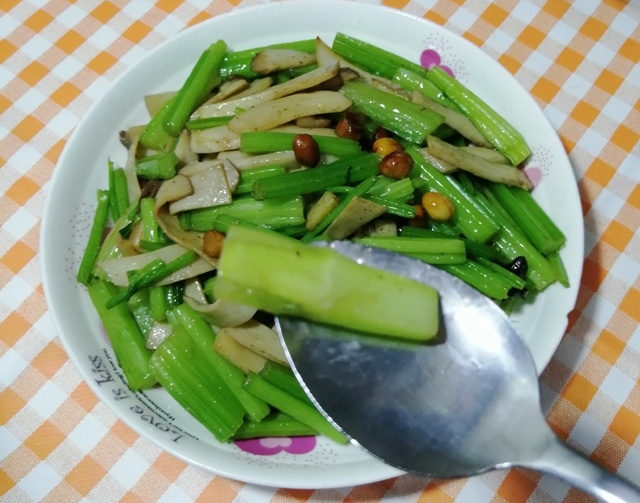 快手小炒家常菜,芹菜炒杏鲍菇,掌握三个窍门,鲜香美味