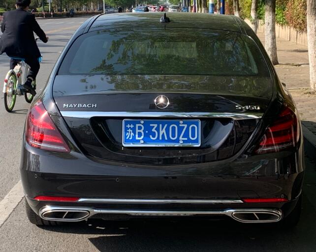 江苏无锡街头实拍迈巴赫S450，气场秒杀周围众车！