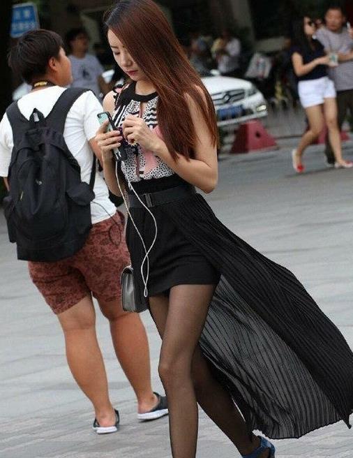 街拍,时尚美女展示魅力的黑色丝袜,带来别样的美感