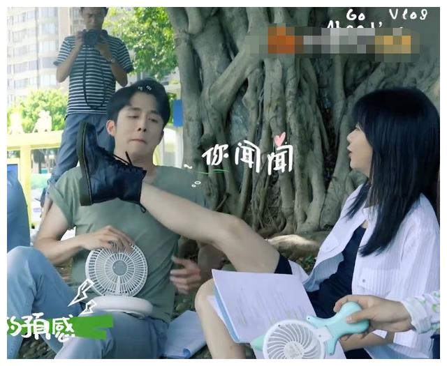 谭松韵将腿放到张新成脸上,张新成下意识抵挡,引起了粉丝的不适