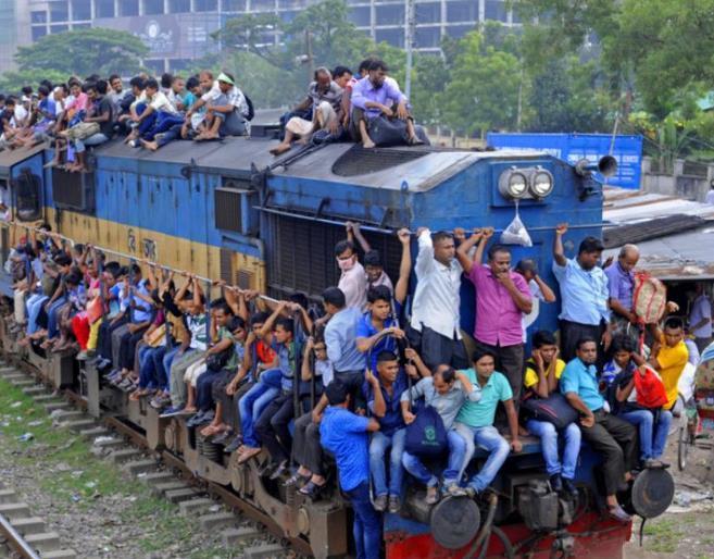 印度人坐火车太"硬核",前后左右都挂满人?当地人告诉你实情