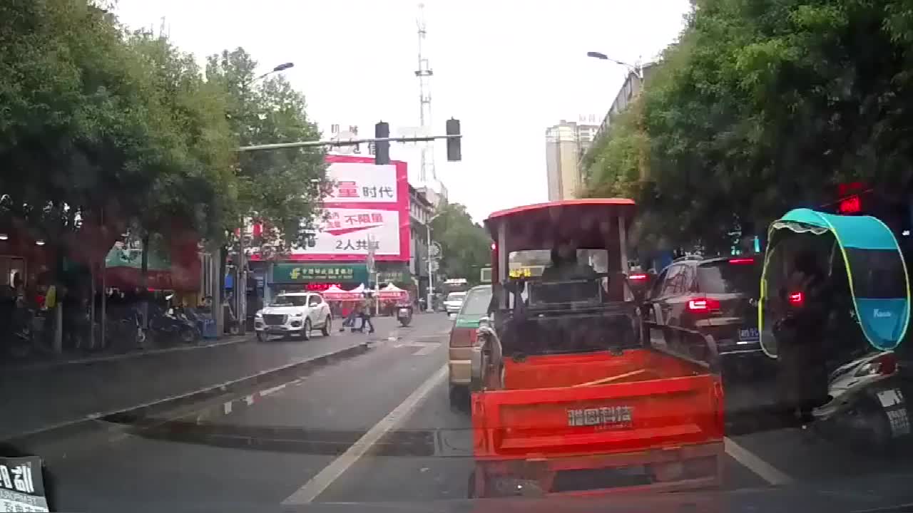 实拍红绿灯五菱神车的操作让我们不得不服