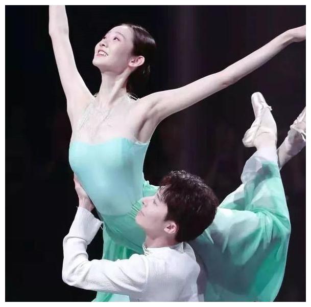 芭蕾女神张艺凡选秀台上只会哭,网友群嘲"你以为你是杨超越"?