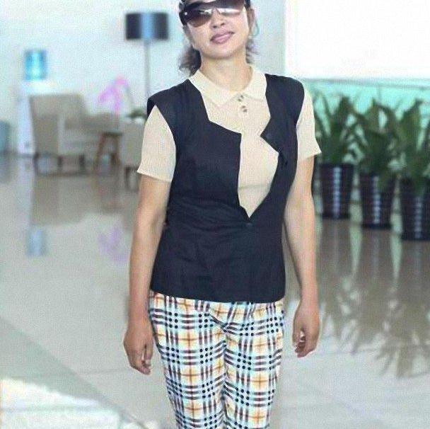 刘晓庆也是冻龄女神,穿卡其色短袖配运动鞋,这状态哪像50后