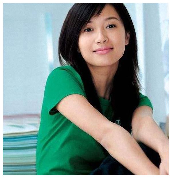 46岁徐静蕾素颜还那么美,堪称古董级才女,最近现身秒变小清新