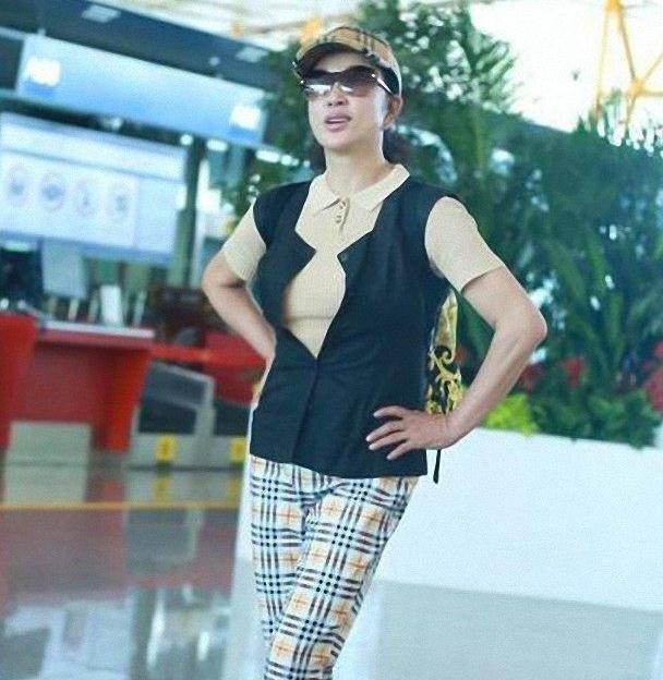 刘晓庆也是冻龄女神,穿卡其色短袖配运动鞋,这状态哪像50后