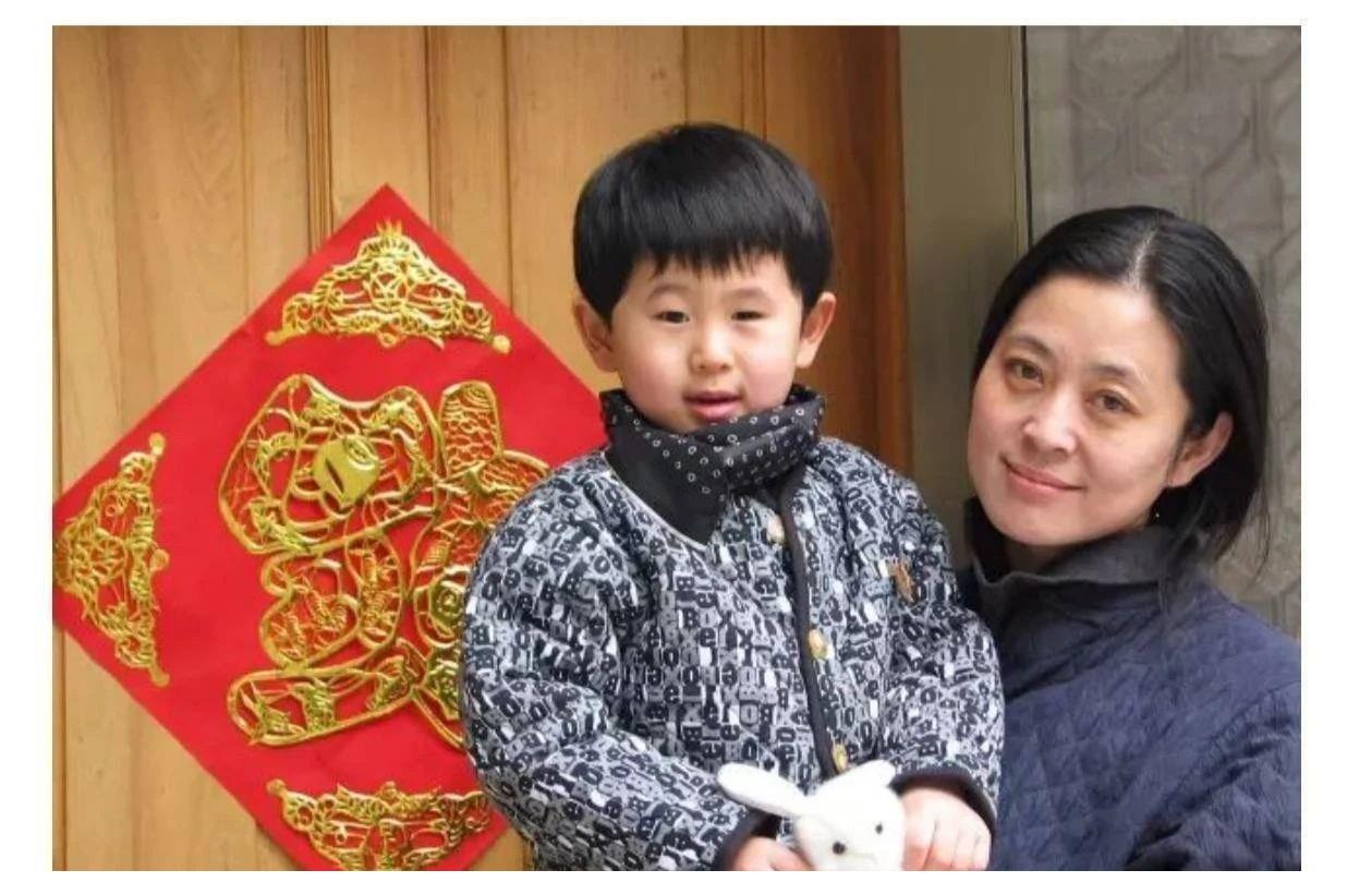 母亲重男轻女偏心哥哥,儿子患先天性白内障,倪萍心中的痛