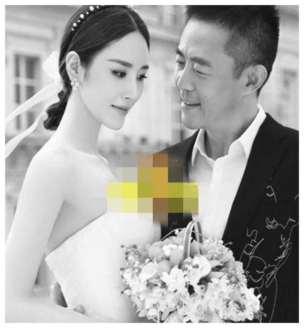 90后王瑞与侯勇罕见现身,白色马甲配紫色毛衫,私服穿搭很时髦