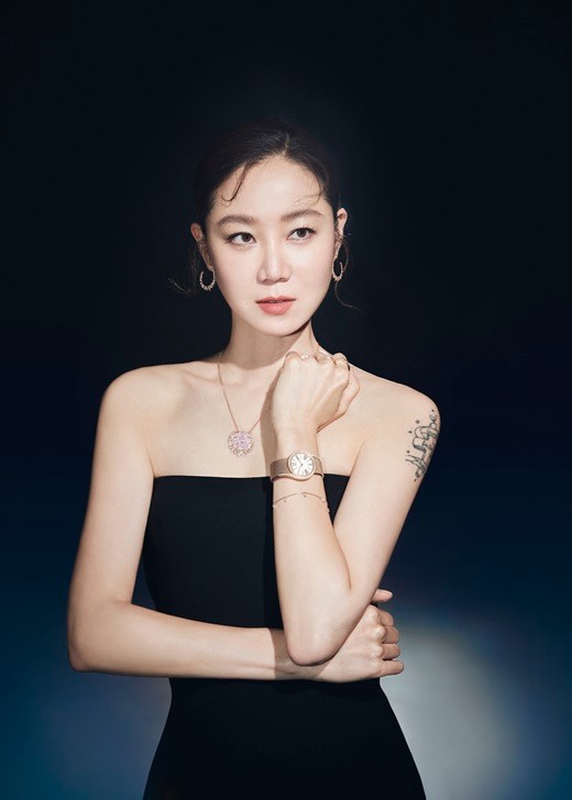 韩国女艺人孔晓振拍代言品牌宣传照露手臂纹身