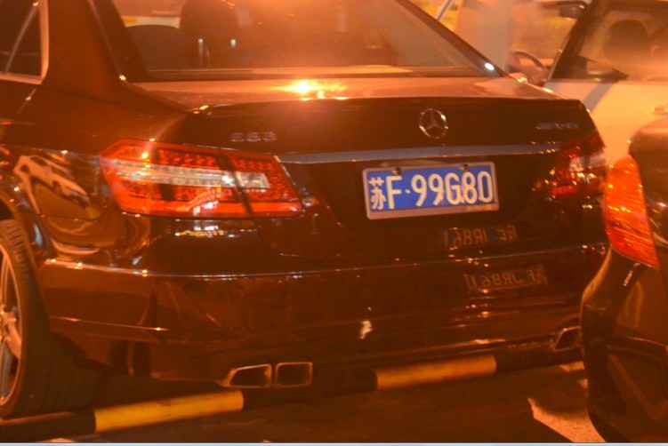 南通崇川区某地库实拍爆改奔驰E63AMG，排气轮毂非常个性！