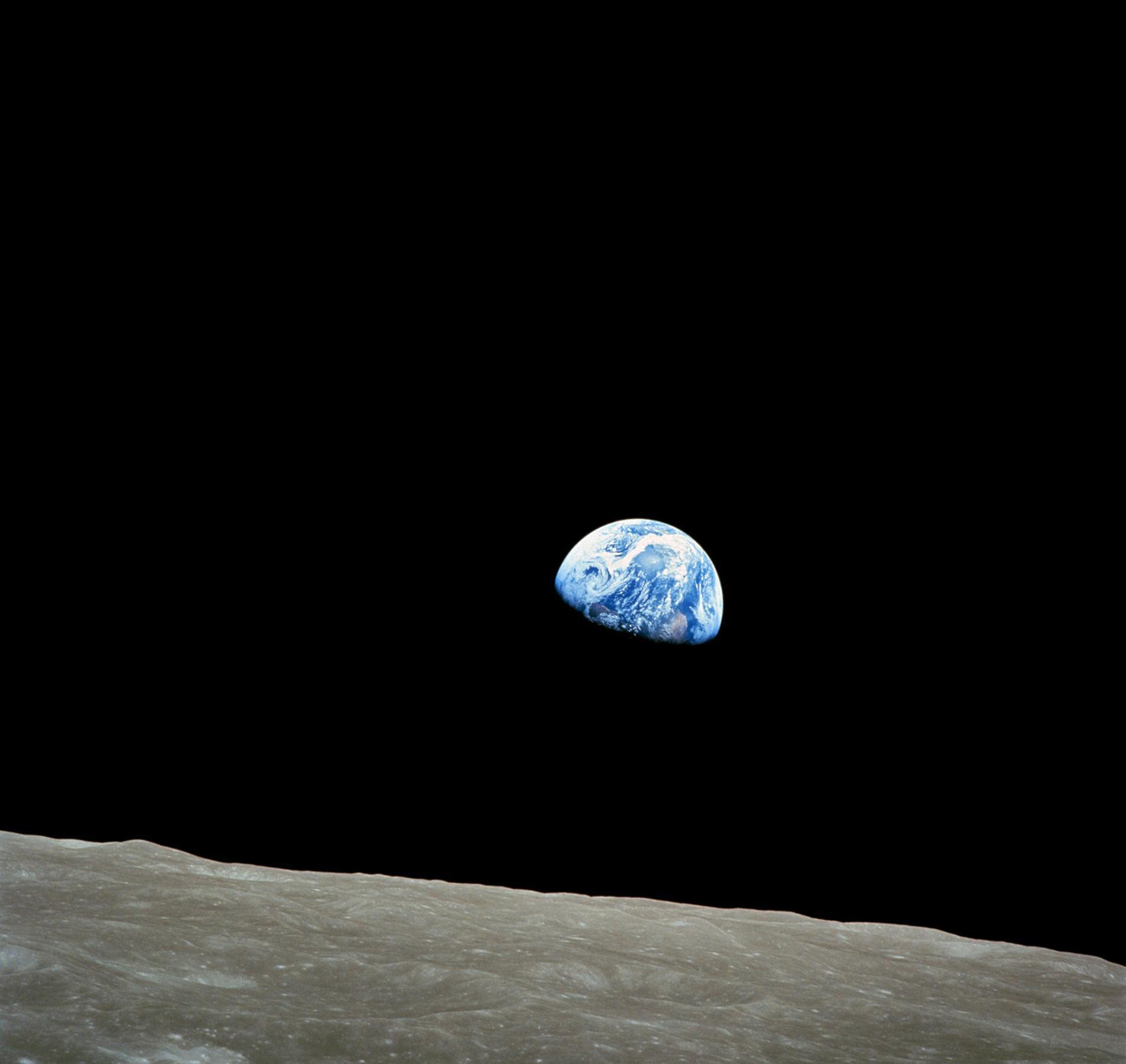 远隔38万公里，从月球上看地球，为什么宇航员会感到害怕？
