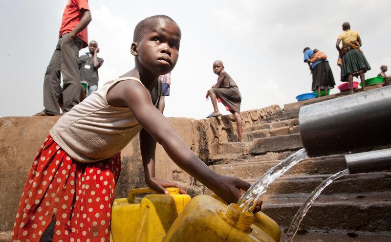 非洲缺水民众的凄苦生活,为了得到干净的水,要走十几公里的路