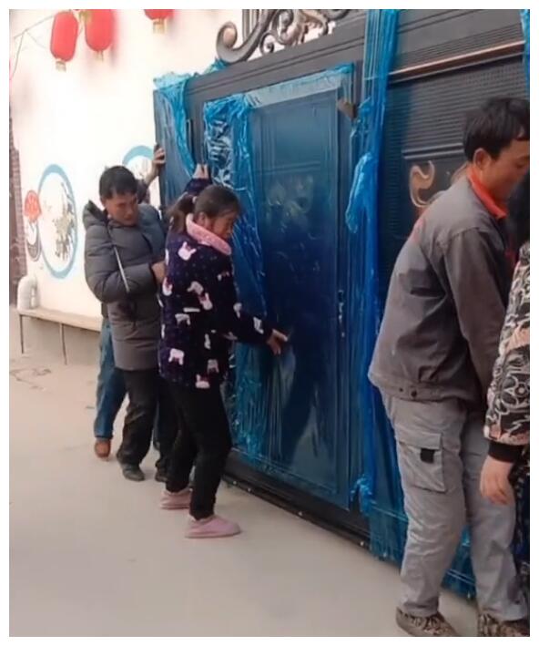 大衣哥家的新大门 3f73-kicwvzq7418208.jpg