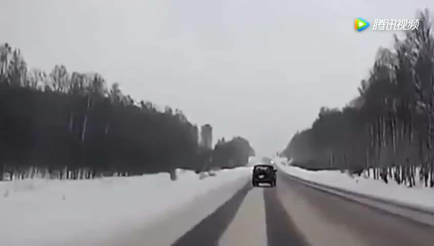 女司机雪地上疯狂行驶想停下了时已经晚了接着就撞的面目全非