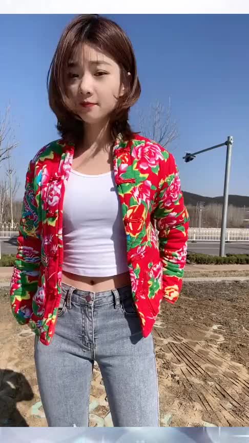 小姐姐可真会搭配大花棉袄配紧身牛仔裤说不心动是骗人的
