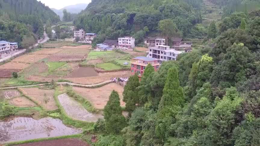 贵州遵义农村,一小伙结婚,他家的这栋房子应该是村里