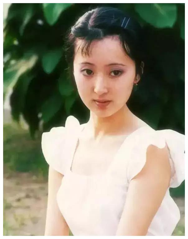 当年出演林妹妹的她，妈妈颜值是这样的？真的是惊艳了岁月的颜值