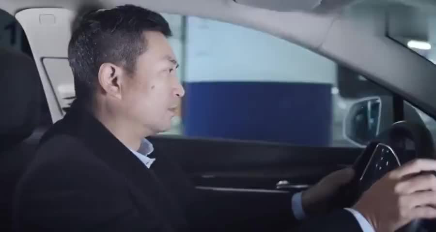主任凯迪拉克撞倒自行车大骂谁的破车，怎料车主一来主任慌了