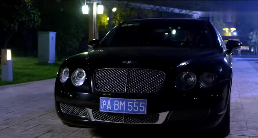 董事长去见小女友司机坐前排望风，怎料一瞄后视镜脸都白一圈