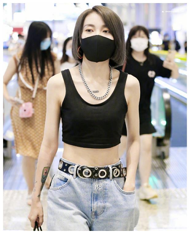 青你2乃万现身机场生图下身材太骨感马甲线让人羡