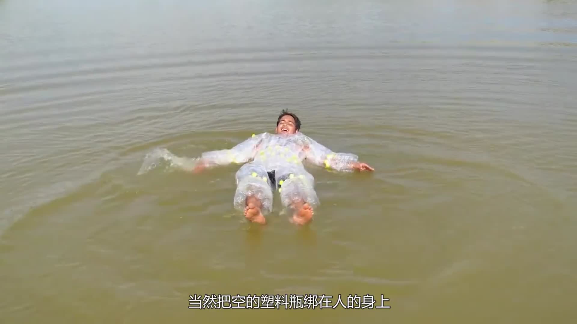 小伙用1000个塑料瓶制成船,在水里能漂起来吗?结果让人没想到!