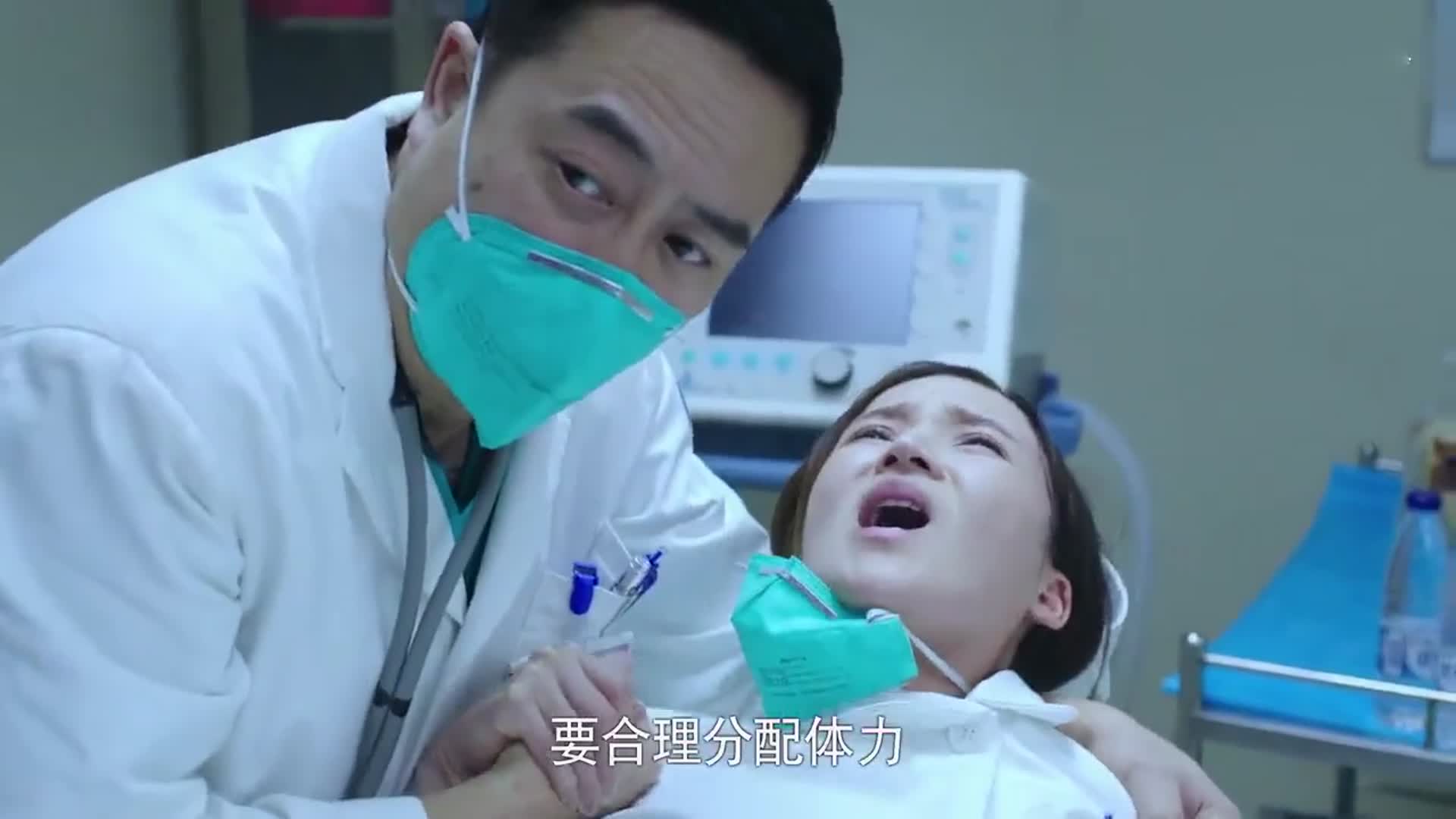 精彩影视:小护士生孩子, 男医生疼的叫了出来
