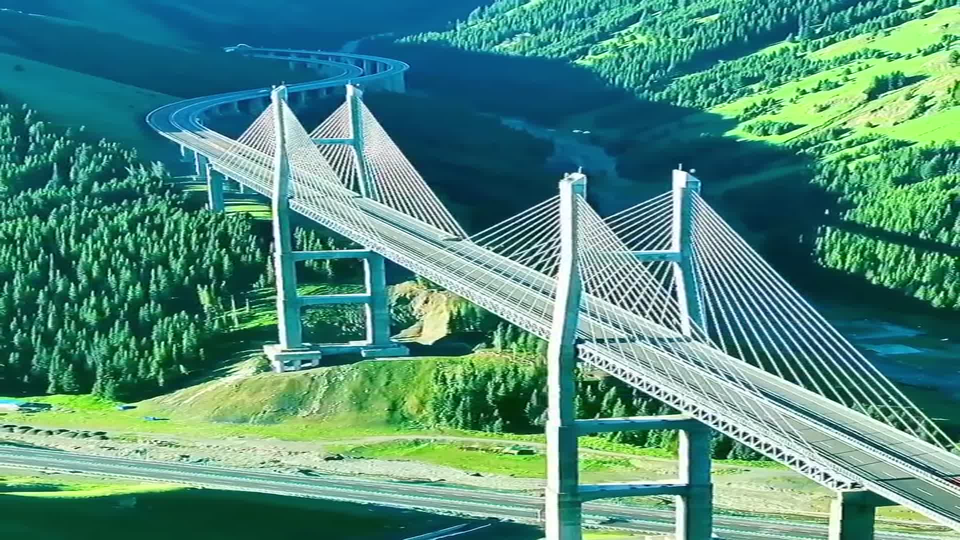 人类工程与大自然完美结合的典范伊犁果子沟大桥