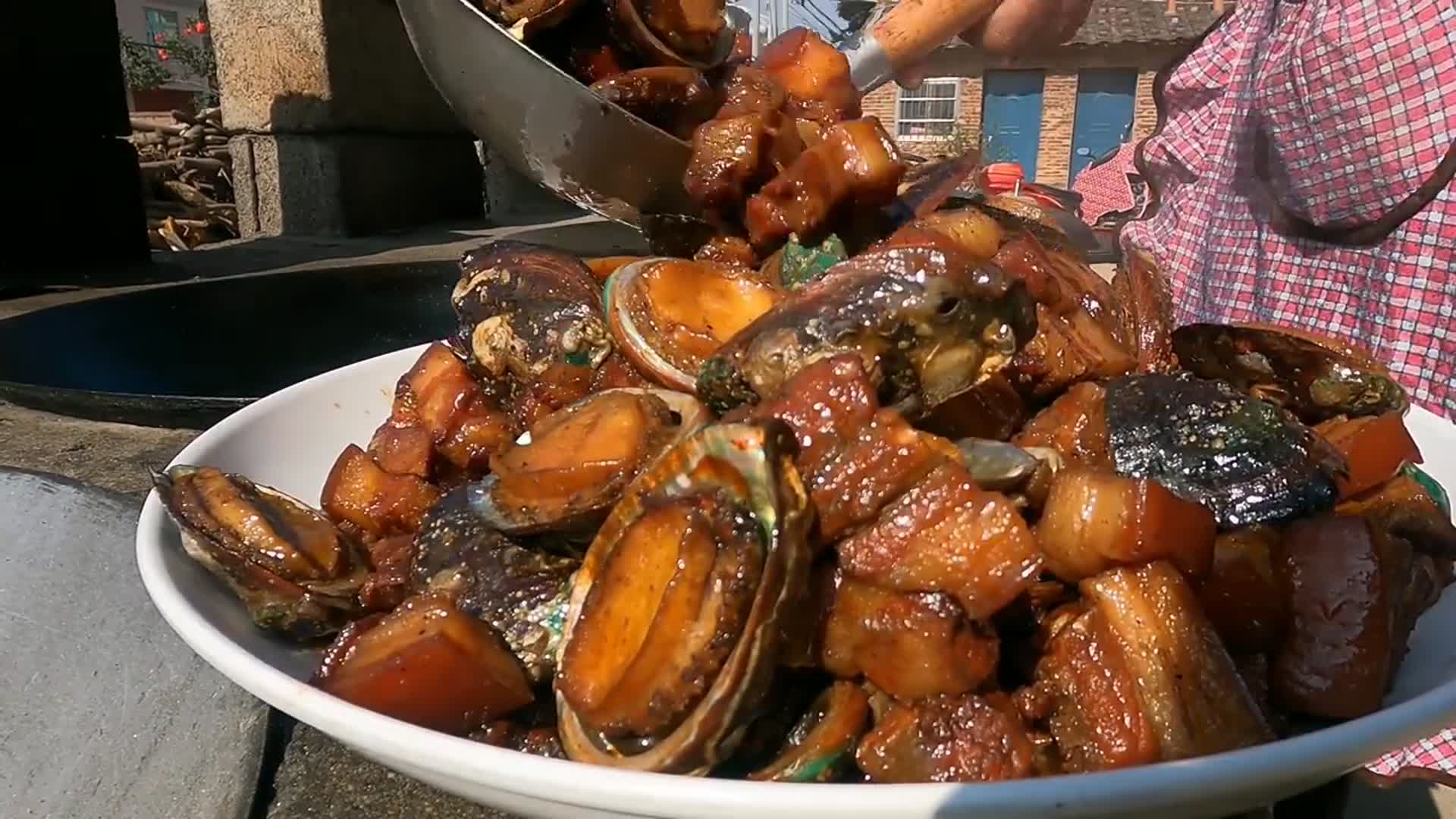 10斤鲍鱼10斤五花肉柴火土灶炖1个小时十几人吃得满嘴油