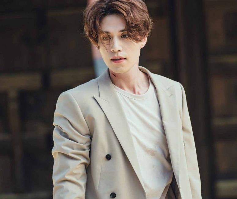 冻龄男神李栋旭出演《九尾狐传》,40岁男人的时尚穿搭,魅力四射