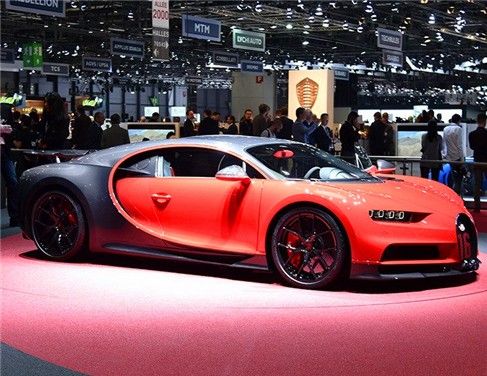 很有个性的汽车，车身外部装饰，整体线条养眼