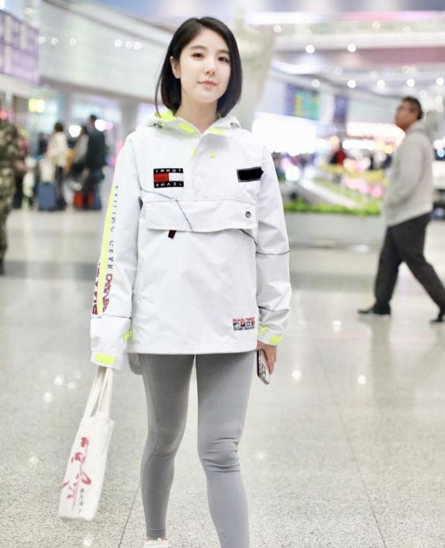 虽然上了年纪,但是赵奕欢却依旧很懂得保养自己,因此素颜出镜她的肌肤