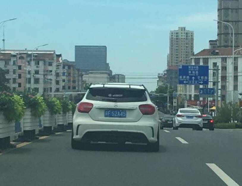 南通海门街头实拍奔驰A45 AMG，车牌配车型也是