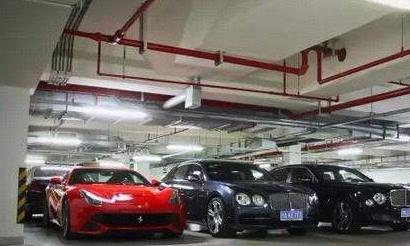 王思聪的电动车，停在豪车专用车库，独占一个车位，车标说明身份