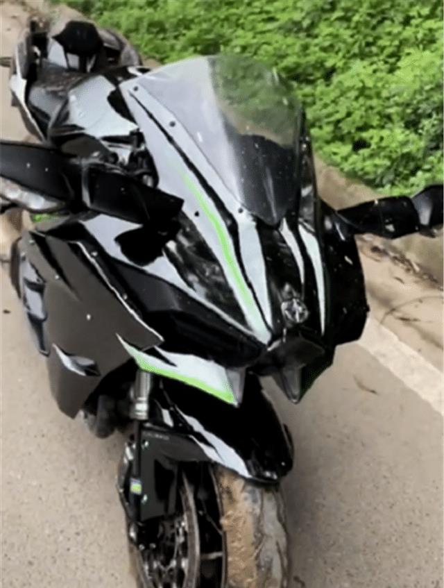 "玩泥巴"的川崎h2,车价36万,整车满是泥泞,车主实在任性|川崎|泥巴
