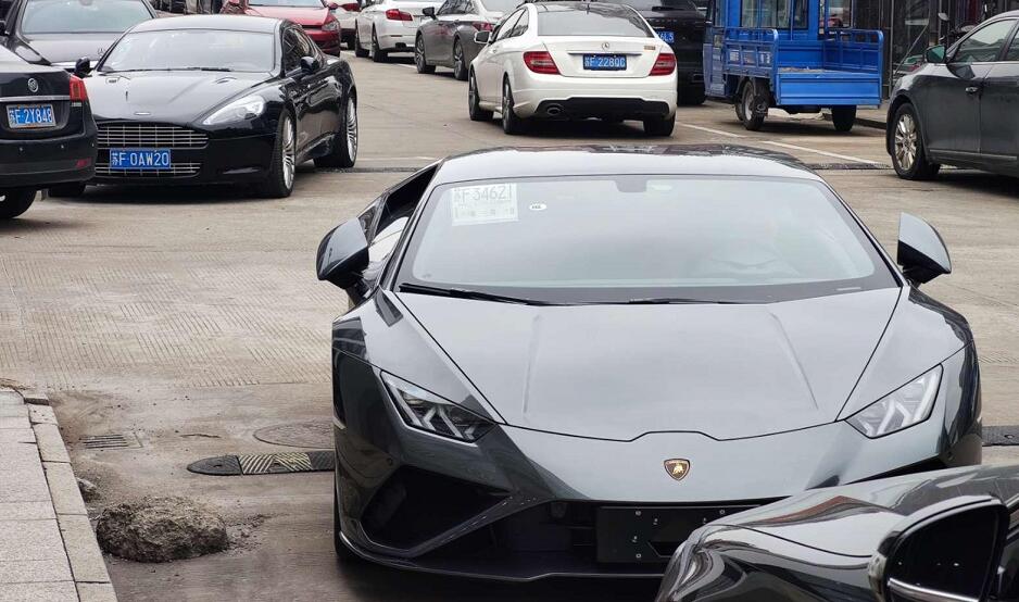 南通叠石桥市场实拍新款兰博基尼跑车，气场秒杀周围所有车！
