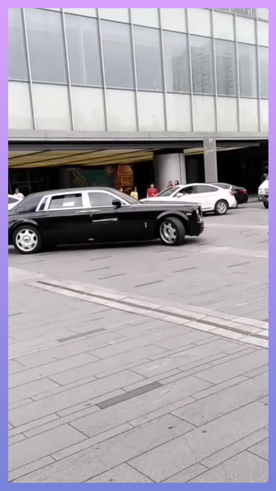 加长版劳斯莱斯幻影，转弯真费劲，两台路虎都望而止步！