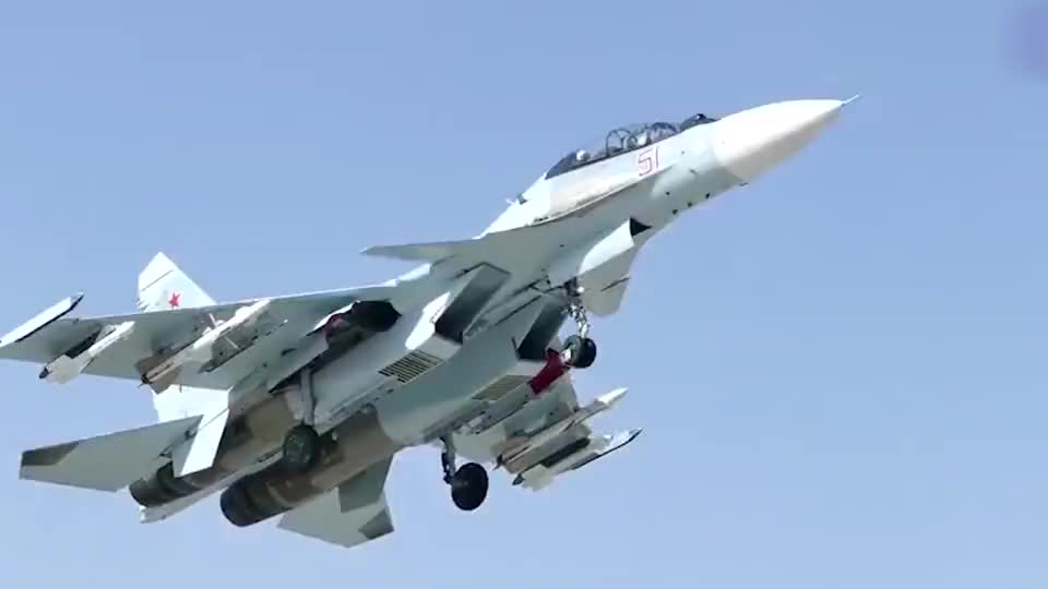 苏-30战机连续发射空空导弹，飞行员视角真给力！_新浪新闻