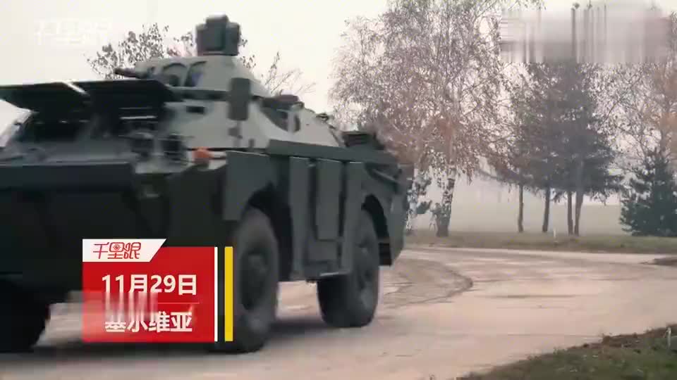 塞尔维亚展示俄方赠送T-72坦克，浑身贴满“巧克力”