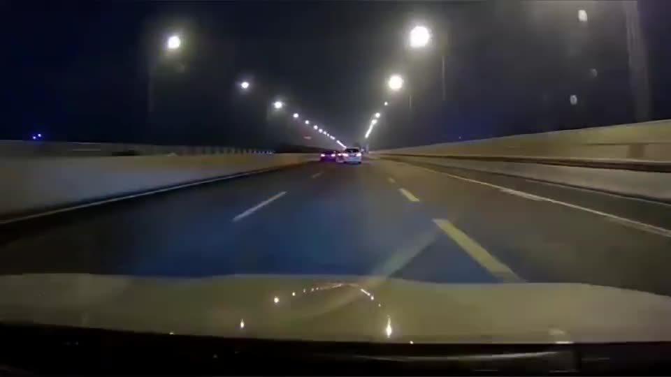 路怒症！我这暴脾气，就是要追上你，就你开的是性能车吗？