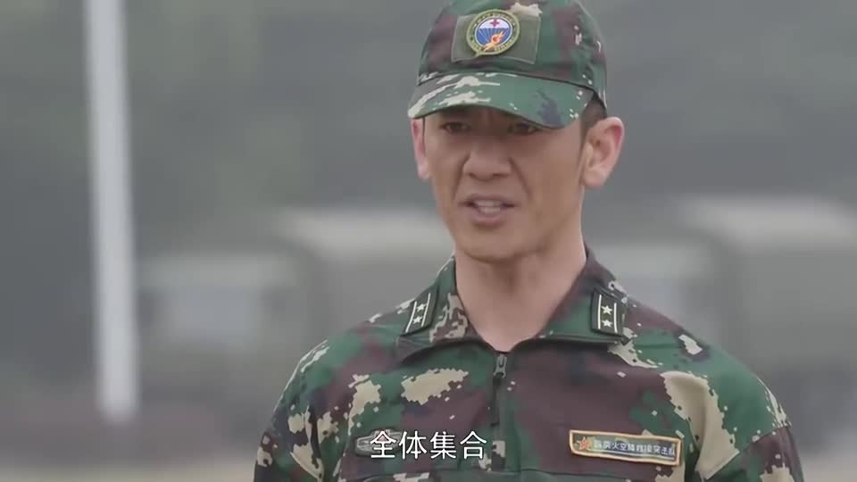 特种兵之霹雳火:一颗假手雷,测试出两个逃跑的人,淘汰!