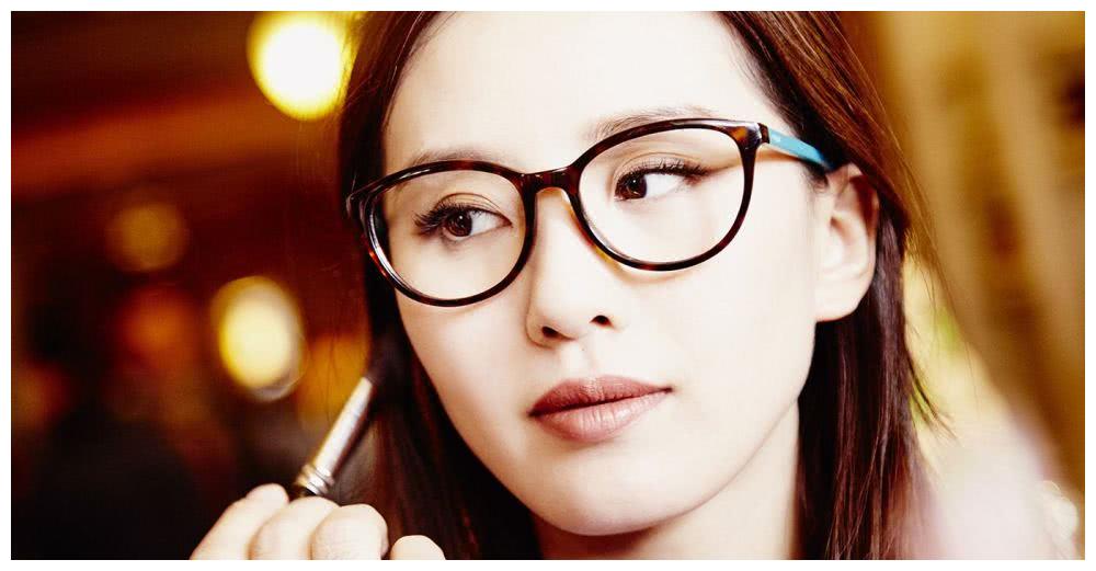 戴眼镜的四位女星,最后一位百看不厌,越看越有气质