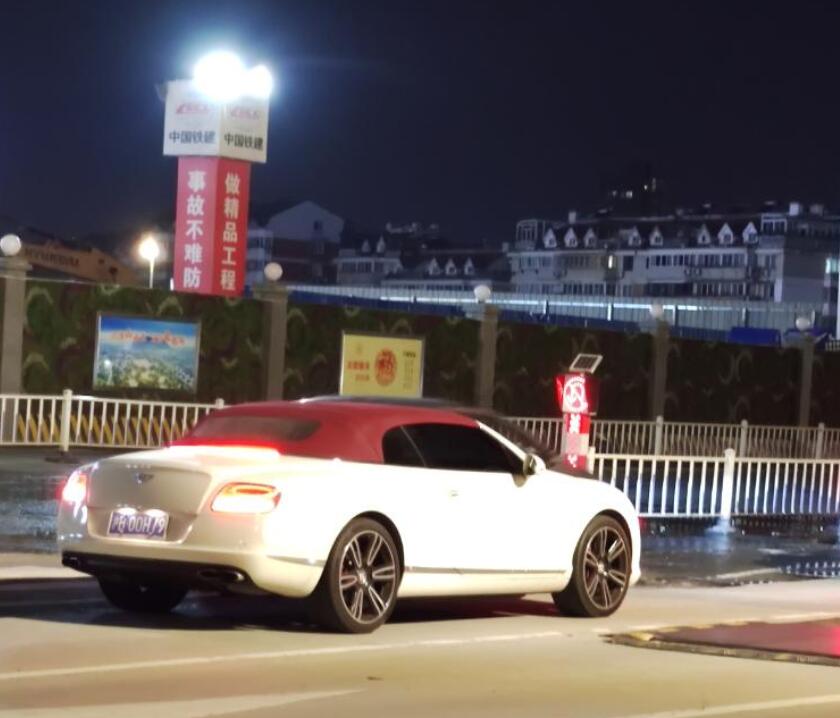 南通青年中路实拍宾利GT敞篷车，回头率超高！