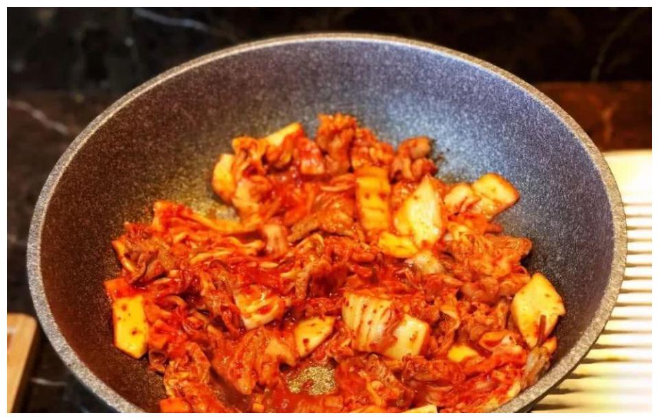 辣白菜五花肉炒饭的做法,很适合夏天,酸辣开胃!