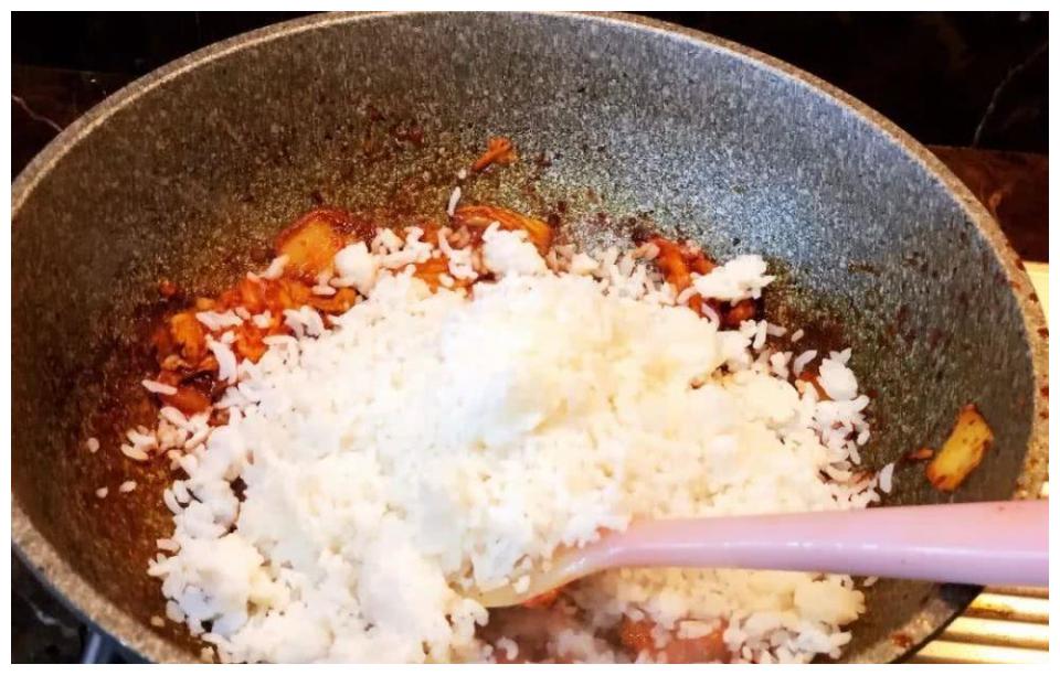 辣白菜五花肉炒饭的做法,很适合夏天,酸辣开胃!