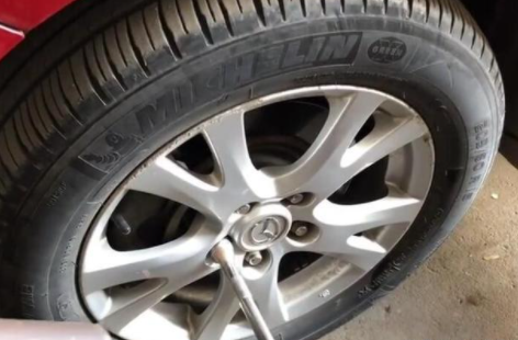 4S店换刹车片要几百，修车工教你自己换，学会更省钱