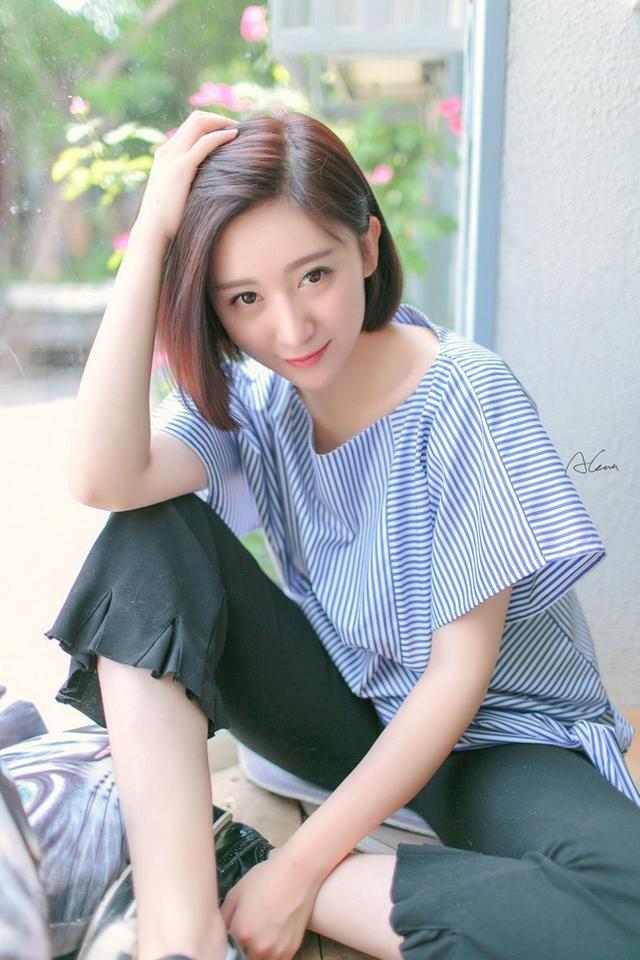 清新瓜子脸短发气质美女时尚写真